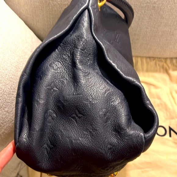 Louis Vuitton Leather Artsy MM Handbag in Navy - Picture 2 of 16